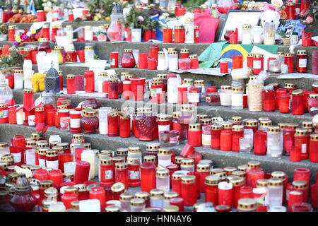 Berlin, Deutschland. 14. Februar 2017. Blumen und Kerzen für die Opfer des Angriffs auf 19. Dezember 2016 auf dem Breitscheidplatz in Berlin-Charlottenburg. Bildnachweis: Simone Kuhlmey/Pacific Press/Alamy Live-Nachrichten Stockfoto