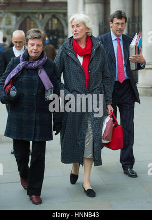 Tini Owens (Mitte) verlässt den Royal Courts of Justice in London, wo die 66 Jahre alte Frau, die ihrem Mann von fast 40 Jahren scheiden lassen will wartet, um festzustellen, ob sie einen "außerordentlich ungewöhnlichen" Valentinstag Gericht Kampf gewonnen hat. Stockfoto