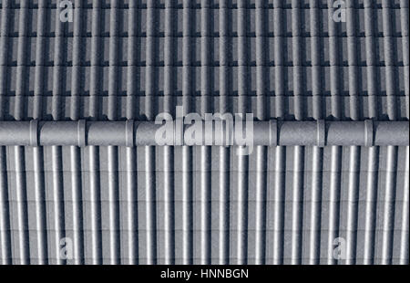 Draufsicht auf eine schneidende Ecke eines Daches gefliest in grauen Tonziegel und einem Abfluss-Tal - 3D render Stockfoto