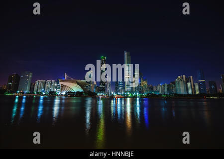 Nachtansicht von Guangzhou Stadt Gebäude und den Asienspielen Locations, China Stockfoto