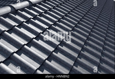 Draufsicht auf eine schneidende Ecke eines Daches gefliest in grauen Tonziegel und einem Abfluss-Tal - 3D render Stockfoto