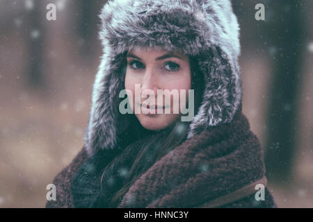 Frau in Schneefall Stockfoto