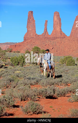 Navajo-Cowboy, Mustang, (Equus Caballus), Monument Valley, Utah, USA, Nordamerika, Cowboy Reiten auf Mustang Stockfoto