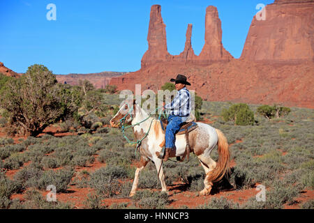 Navajo-Cowboy, Mustang, (Equus Caballus), Monument Valley, Utah, USA, Nordamerika, Cowboy Reiten auf Mustang Stockfoto