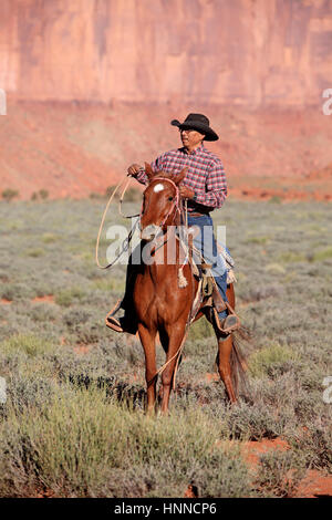 Navajo-Cowboy, Mustang, (Equus Caballus), Monument Valley, Utah, USA, Nordamerika, Cowboy Reiten auf Mustang Stockfoto