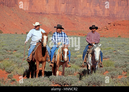 Navajo-Cowboy, Mustang, (Equus Caballus), Monument Valley, Utah, USA, Nordamerika, Cowboy Reiten auf Mustang Stockfoto