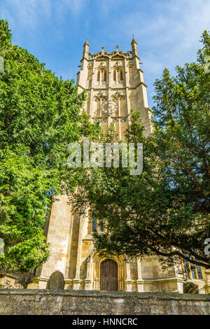 Vorderansicht der Straße auf St. James Church in Chipping Campden, Gloucestershire, England. Stockfoto