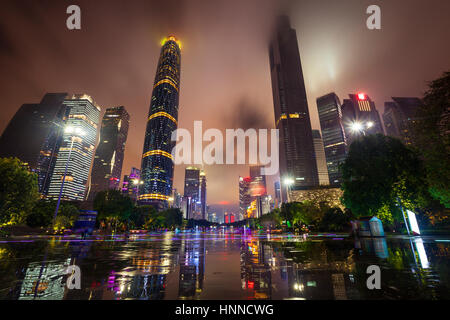 Nachtansicht von Guangzhou Stadt Gebäude und den Asienspielen Locations, China Stockfoto