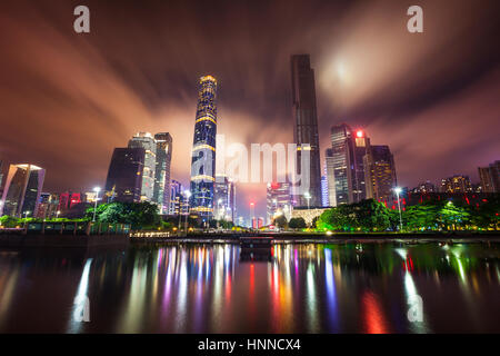 Nachtansicht von Guangzhou Stadt Gebäude und den Asienspielen Locations, China Stockfoto