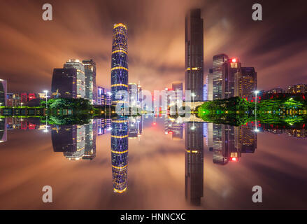 Nachtansicht von Guangzhou Stadt Gebäude und den Asienspielen Locations, China Stockfoto