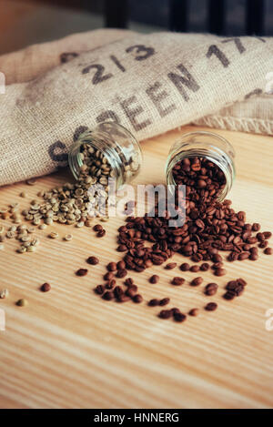 Käse und grüne Bohnen in Coffee-Bag aus Sackleinen hergestellt Stockfoto