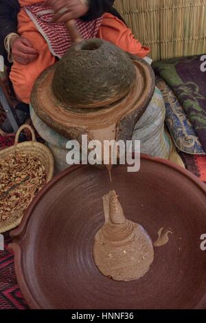 Arganöl Produktion in Frauen Kooperative in Marokko Stockfoto