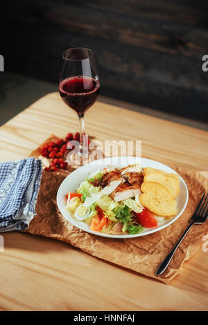 Caesar Salat mit Croutons, Wachteleier, Cherry-Tomaten und gril Stockfoto