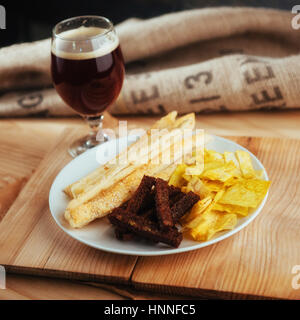 Pommes frites, knusprige Cracker schwarzes Brot mit Sesam und sticks Stockfoto