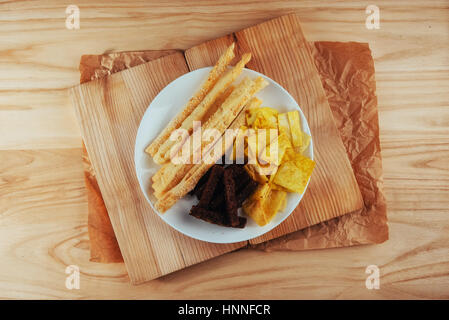 Pommes frites, knusprige Cracker schwarzes Brot mit Sesam und sticks Stockfoto