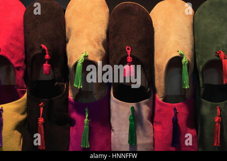 Orientalische Schuhe am Markt von Marrakesch, Marokko Stockfoto