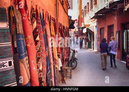 Touristen auf der Straße von Marrakesch, Marokko Stockfoto