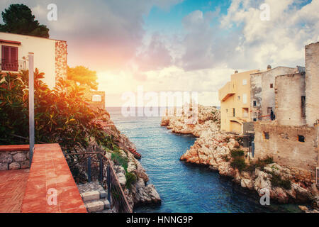 Malerische Felsenküste Kap Milazzo. Sizilien-Italien Stockfoto