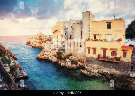 Malerische Felsenküste Kap Milazzo. Sizilien-Italien Stockfoto