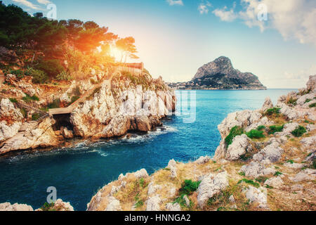 Malerische Felsenküste Kap Milazzo. Sizilien-Italien Stockfoto