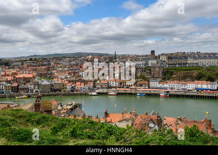 Blick auf den Hafen und die Quayside von Whitby auf die East Cliff Stockfoto