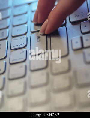 Frau Finger auf der Laptoptastatur Stockfoto