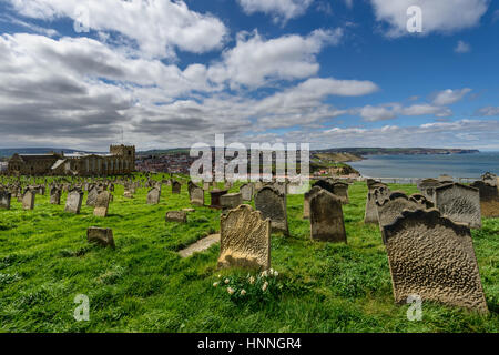 Der Friedhof und die Kirche der Heiligen Maria, eine anglikanische Pfarrkirche, die der Stadt Whitby in North Yorkshire, England (gegründet um 1110) dient Stockfoto