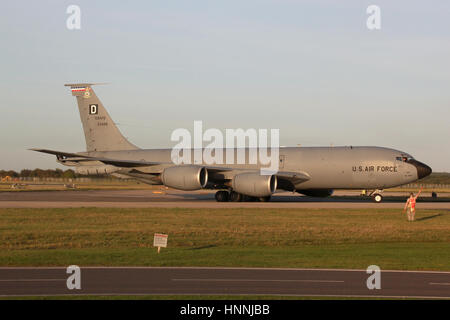 100. Luft tanken Flügel KC-135R Tanker in Mildenhall Rollen heraus aus dem Stand auf einen schönen Abend und Richtung der Start-und Landebahn. Stockfoto