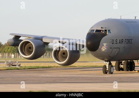 100. Luft tanken Flügel KC-135R Tanker in Mildenhall ab es ist CFM-56-Turbo-Ventilator-Motoren. Slow-Shutter verwendet, um Bewegung in die Lüfterblätter zeigen. Stockfoto