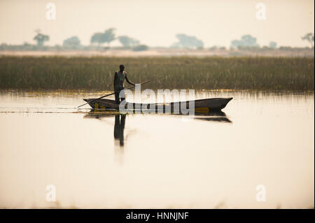 Namibische Fischer und traditionellen Einbaum Kanu Stockfoto
