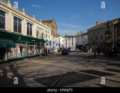 Einkaufen auf der West Street im Zentrum von Axminster, Devon, Stiefel, der Chemiker und das Trinity House-Kaufhaus. Stockfoto