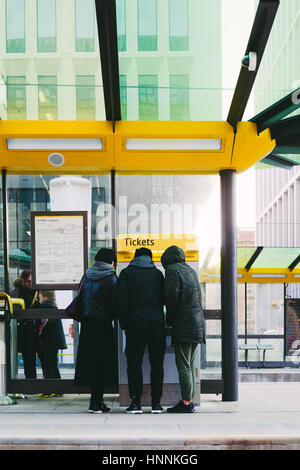 Menschen am Automaten. Metrolink Station, Manchester. Stockfoto