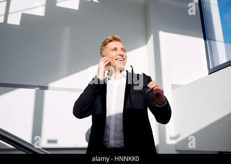 Geschäftsmann positive Blondine in einem Unternehmen gerecht zu werden, mit Brille ta Stockfoto