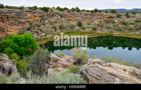 Montezuma-Brunnen in der Nähe von Camp Verde, Arizona. Natürlichem Kalkstein Waschbecken Loch mit natürlichen unterirdischen Quelle, die früher von den Sinagua-Indianern Stockfoto