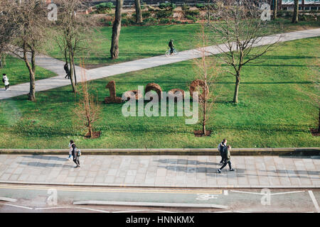 Manchester Oxford Road. University Campus mit 10000 Aktionen unterzeichnen von Cherry Chung für die Umweltnachhaltigkeitsinitiative von Manchester Stockfoto