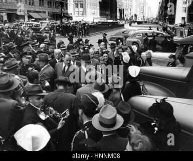 Herzog und HERZOGIN von WINDSOR Überprüfung eine Linie der britisch-amerikanische Ambiulance Service vor ihrem Hotel Waldorf Astoria, New York, im Oktober 1941 Stockfoto