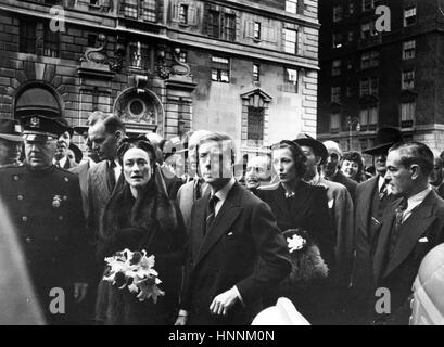 Herzog und HERZOGIN von WINDSOR in New York, Oktober 1941 Vorbereitung zur Überprüfung der britisch-amerikanische Ambulance Corps aufgestellt außerhalb der Waldorf-Astoria, wo sie sich aufhalten. Stockfoto