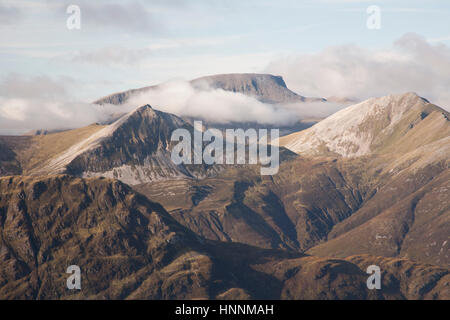 Ansicht des Ben Nevis, der höchste Berg in Schottland und Großbritannien. Gipfel der schottischen Highlands von Glen Coe mit Wolken über den Gipfeln der Berge. Stockfoto