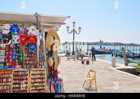 Straßenverkäufer verkaufen Souvenirs am Hafen von Venedig, Italien Stockfoto