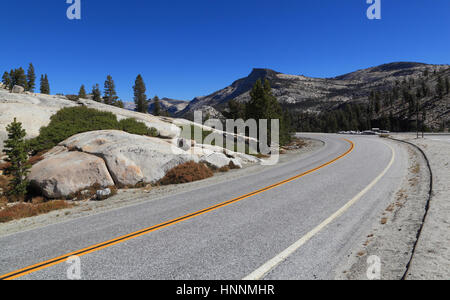 In Olmsted Point, Yosemite-Nationalpark, Tioga Road Kurven Tenaya Lake nordöstlich Richtung. Stockfoto