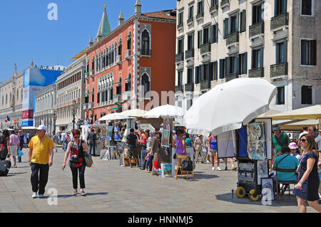 Straßenverkäufer verkaufen Souvenirs am Hafen von Venedig, Italien Stockfoto