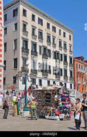 Straßenverkäufer verkaufen Souvenirs am Hafen von Venedig, Italien Stockfoto