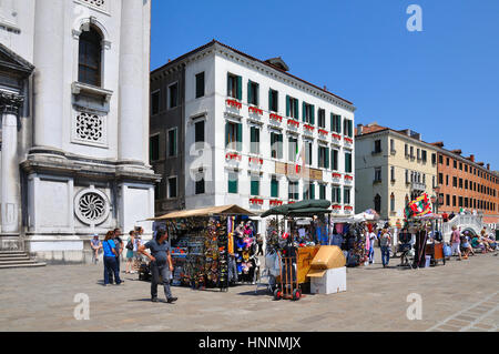 Straßenverkäufer verkaufen Souvenirs am Hafen von Venedig, Italien Stockfoto