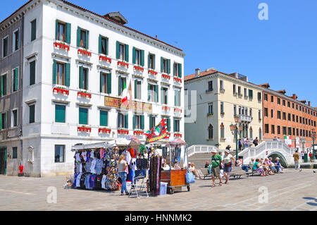 Straßenverkäufer verkaufen Souvenirs am Hafen von Venedig, Italien Stockfoto