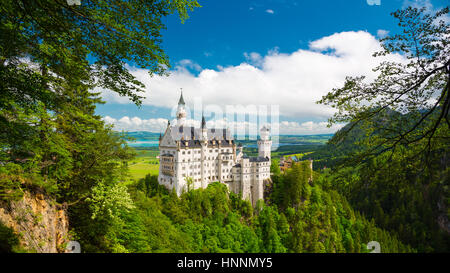 Neuschwanstein, schönen Sommer Landschaft Panorama-Bild der Märchen-Schloss in der Nähe von München in Bayern, Deutschland Stockfoto