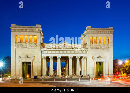 Dorischen Propyläen-Denkmal in der Nacht. München, Deutschland Stockfoto