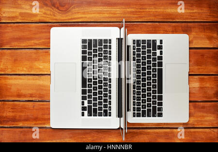 Tastaturen von zwei Laptops Ansicht von oben auf Holztisch Stockfoto