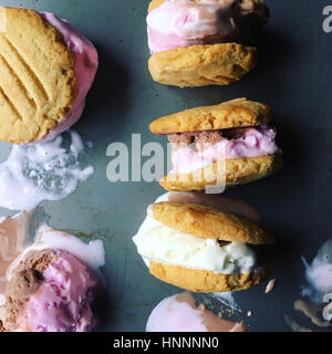 Nahaufnahme von Cookies Ice Cream Sandwich auf Tisch Stockfoto