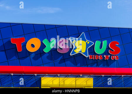 Indianapolis - ca. Februar 2017: Toys 'R' uns Einzelhandel Strip Mall Lage. Toys "R" Us ist ein Kinder Spielzeug Händler II Stockfoto