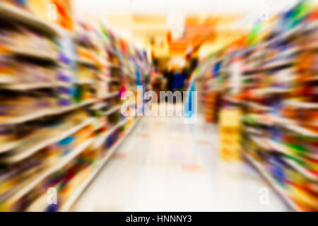 Defokussierten Bewegungsunschärfe Lebensmittelgeschäft Gang Regale im Supermarkt Stockfoto